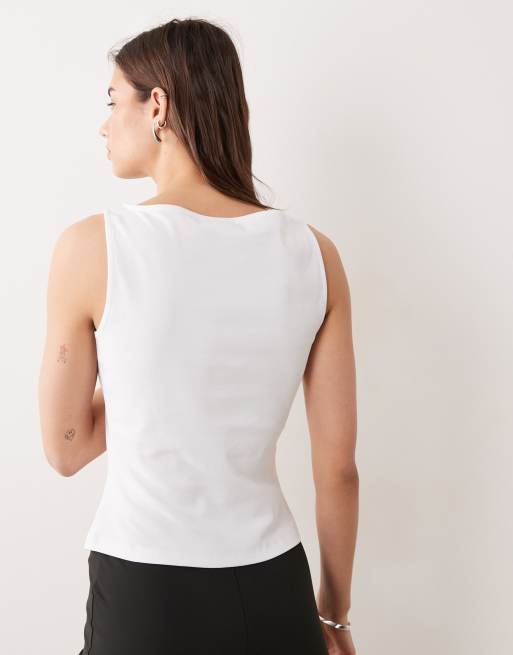 Camiseta blanca sin mangas con cuello barco y bordado de matcha de ASOS DESIGN, 4 de 4