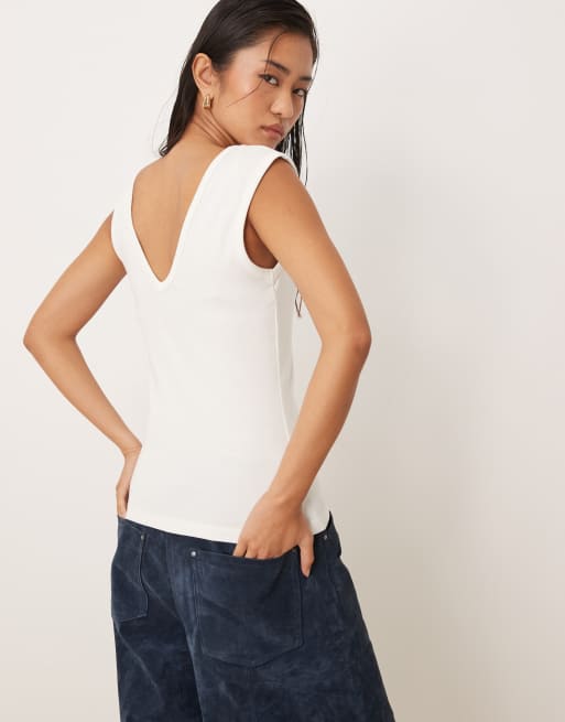 Camiseta blanca sin mangas con cuello de pico escotado y detalle de ribetes de AWARE, 4 de 4