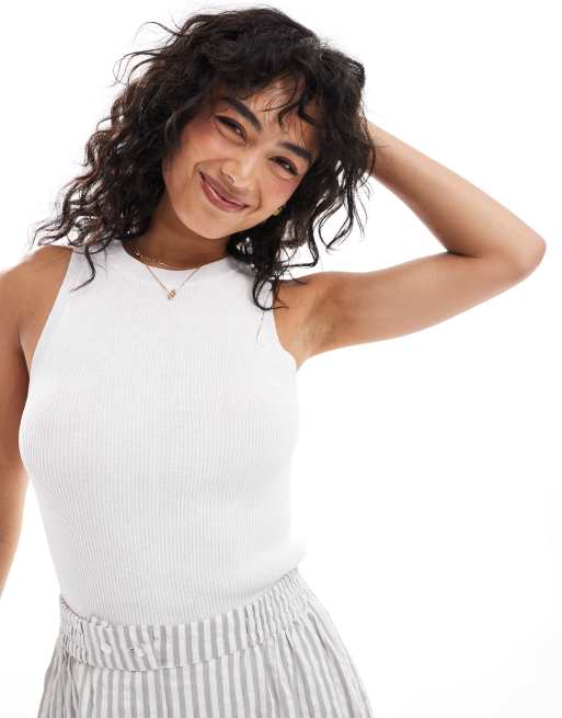 Camiseta blanca sin mangas con cuello subido de Mango 