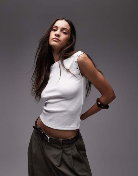 Camiseta blanca sin mangas con detalle de ojales en las mangas de Mango - view 1
