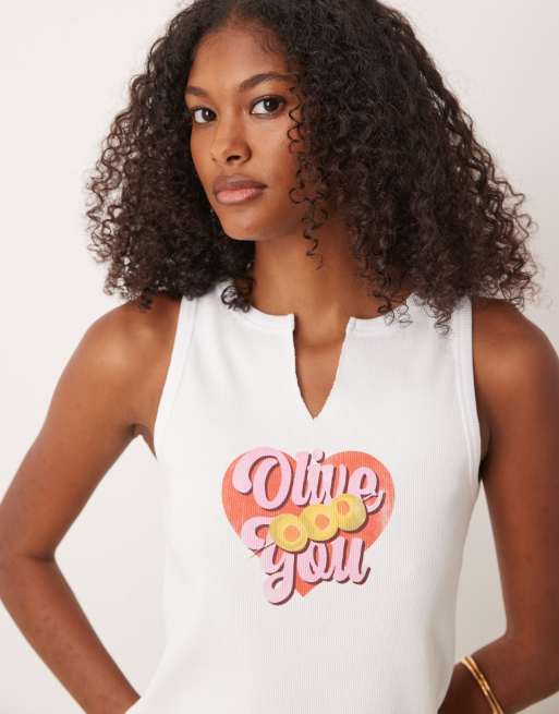 Camiseta blanca sin mangas con estampado gráfico "Olive You" de canalé de ASOS DESIGN, 2 de 4