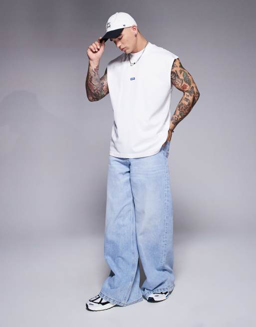 Camiseta blanca sin mangas con logo en el centro de Hugo Blue, 3 de 4