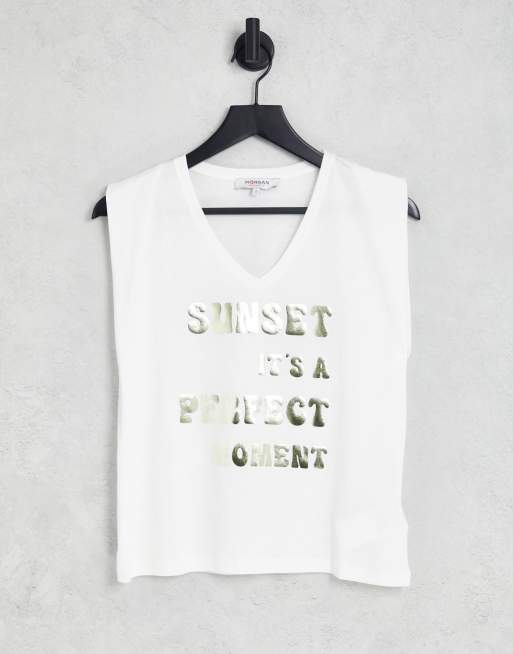 Camiseta blanca sin mangas con texto de Morgan
