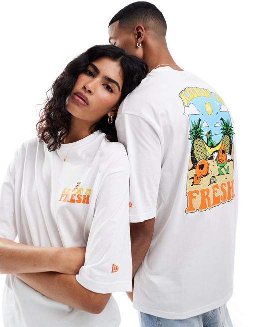 Camiseta blanca unisex con estampado frutal en la espalda de New Era