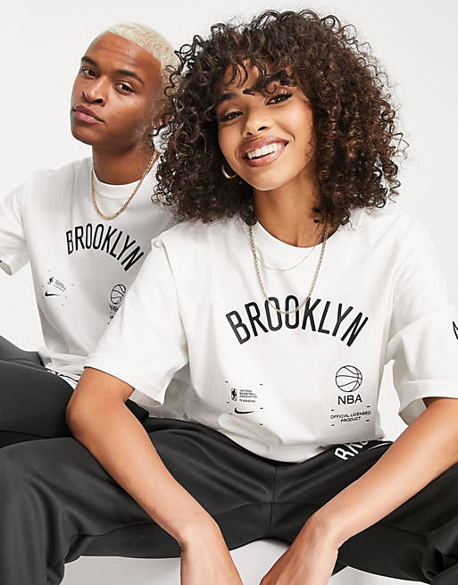 Hombre Tops | Camiseta blanca unisex con estampado gráfico de los Brooklyn Nets de la NBA Courtside de Nike Basketball - TT22913