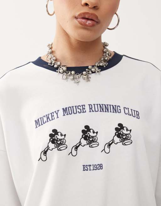 Camiseta blanca unisex de corte cuadrado extragrande con hombros caídos, detalle de ribetes y bordado de Mickey Mouse de Disney de ASOS DESIGN, 2 de 4