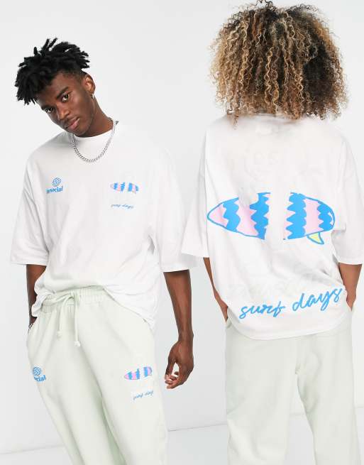 Camiseta blanca unisex de corte extragrande con estampados gráficos surferos de ASOS Daysocial (parte de un conjunto)