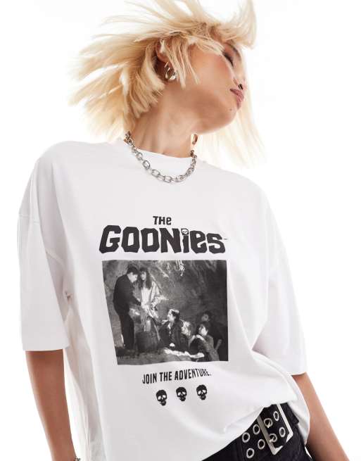Camiseta blanca unisex extragrande con estampado con licencia de "Los Goonies" de ASOS DESIGN, 3 de 4