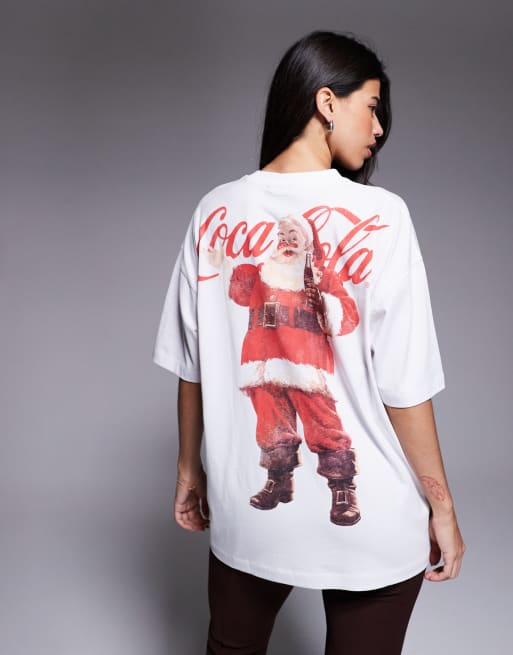 Camiseta blanca unisex extragrande con estampado de "Coca-Cola" y Papá Noel de ASOS DESIGN, 2 de 4