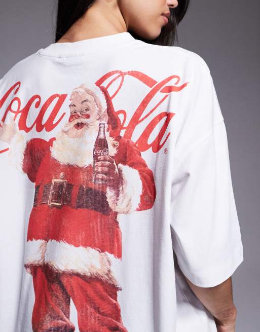 Camiseta blanca unisex extragrande con estampado de "Coca-Cola" y Papá Noel de ASOS DESIGN, 4 de 4