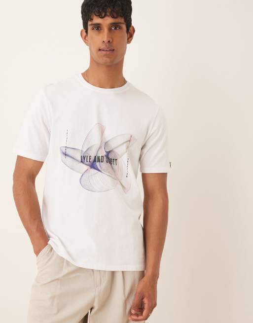 Camiseta blanca y azul con diseño gráfico lineal efecto tridimensional de Lyle & Scott, 4 de 4