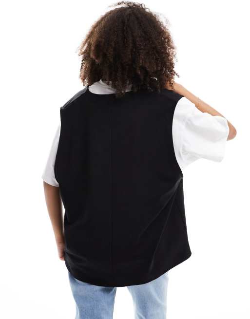 Camiseta blanca y chaleco negro con diseño 2 en 1 de ASOS DESIGN, 2 de 4