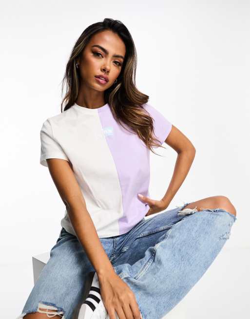 Camiseta blanca y morada extragrande con diseño dividido y logo de murciélago pequeño de Levi's