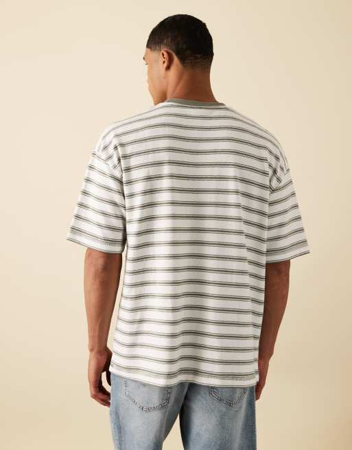 Camiseta blanca y negra a rayas extragrande con bordado en el pecho de ASOS DESIGN, 3 de 5