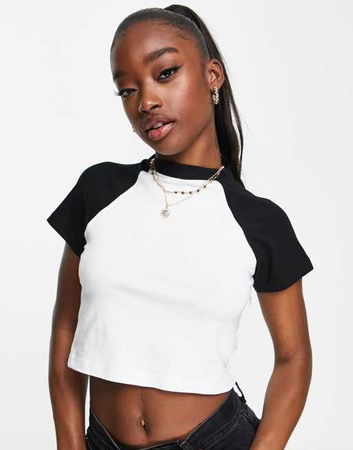 Camiseta blanca y negra con diseño color block y ribetes de Missguided