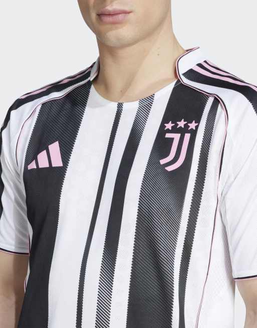 Camiseta blanca y negra con diseño de la primera equipación del