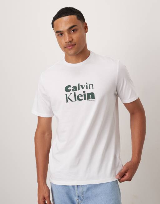 Camiseta blanca y negra con logo grande en distintas fuentes tipográficas de Calvin Klein Jeans