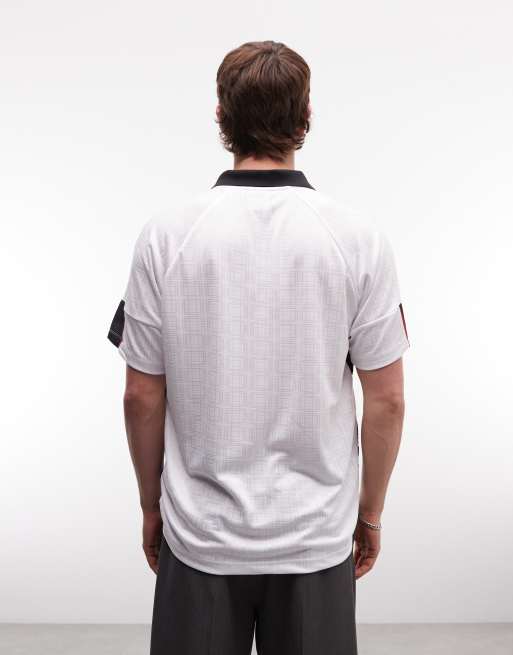 Camiseta blanca y negra de estilo futbolero de Umbro, 5 de 5
