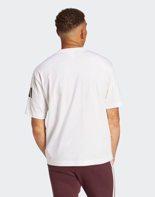 Camiseta blanca y negra suelta con logo de 3 bandas Essentials de adidas Performance, 4 de 4