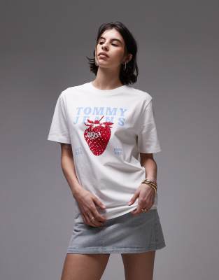 Camiseta blanca y roja con detalle de fresa de Tommy Jeans - view 1