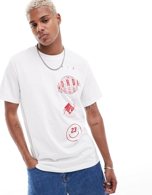 Camiseta blanca y roja con logo apilado de in-hand jordan