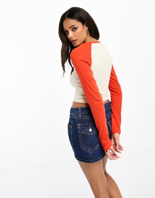 Camiseta blanca y roja de manga larga con diseño encogido de Monki, 2 de 4