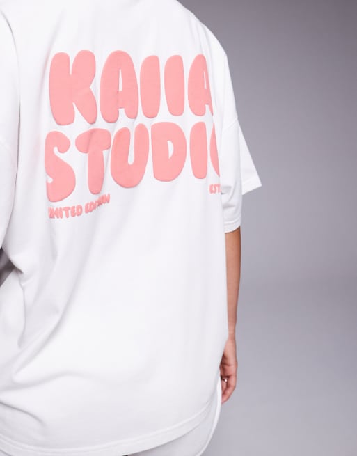 Camiseta blanca y roja extragrande con logo estampado en relieve de mezcla de algodón de Kaiia (parte de un conjunto)  , 3 de 4