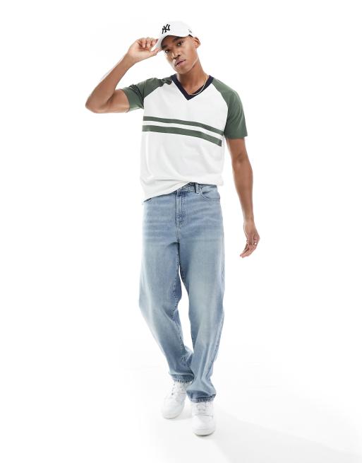 Camiseta blanca y verde con mangas raglán y diseño de paneles cosidos de ASOS DESIGN, 2 de 4