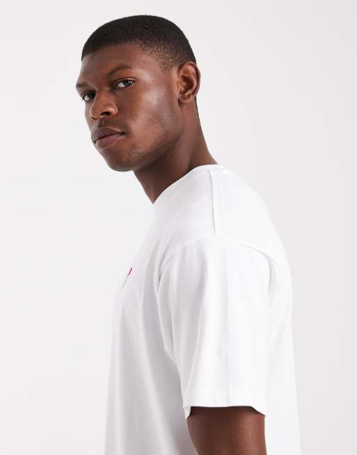 Camiseta blanco con logo bordado de ala de murciélago en la parte central del pecho de Levi's, 4 de 5