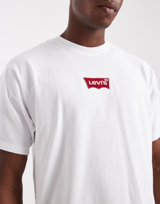 Camiseta blanco con logo bordado de ala de murciélago en la parte central del pecho de Levi's, 5 de 5