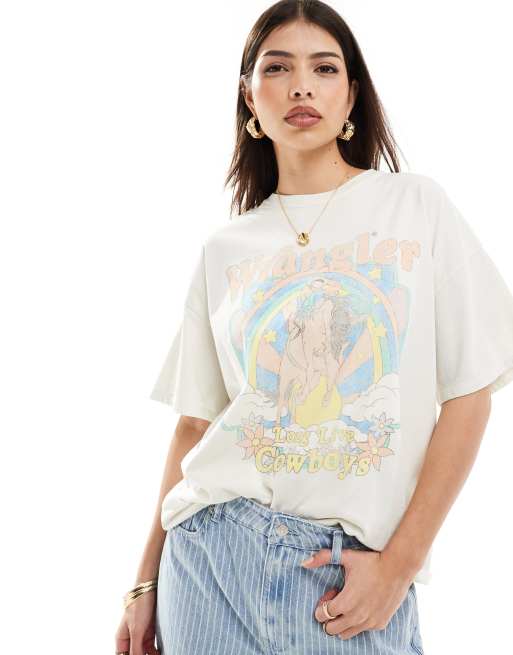 Camiseta blanco envejecido de corte girlfriend con estampado de vaqueros y logo en el pecho de Wrangler