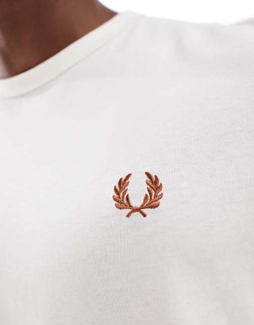 Camiseta blanco hueso con detalle de ribetes de Fred Perry, 4 de 4