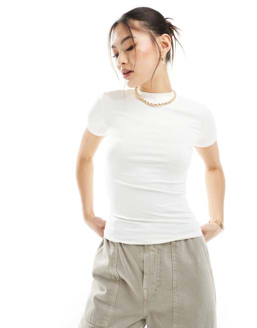Camiseta blanco hueso con diseño encogido y detalle de emblema de tejido suave de The Couture Club