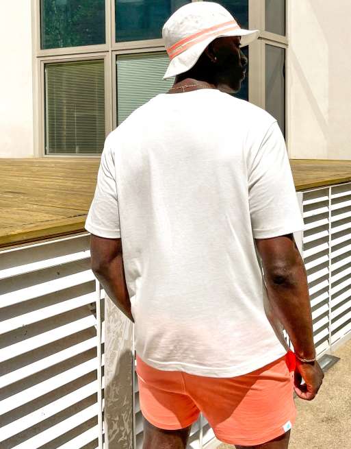 Camiseta blanco hueso con estampado "Beach Runner" exclusiva en ASOS de New Balance, 2 de 4