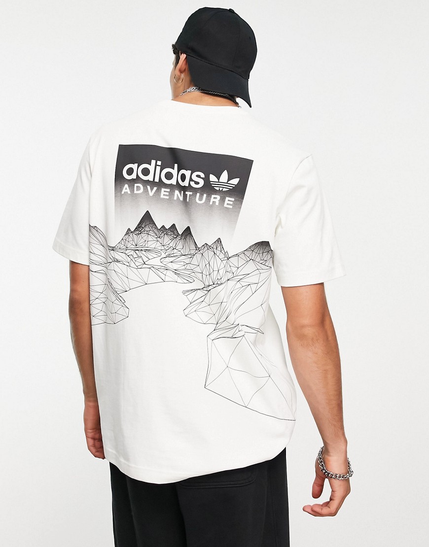 camiseta blanco hueso con estampado de montaña en la espalda adventure de adidas originals