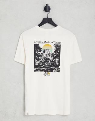 Camiseta blanco hueso con estampado en la espalda Regrind de The North Face