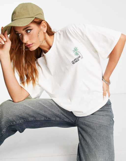 Camiseta blanco hueso con estampado gráfico de palmera y texto 