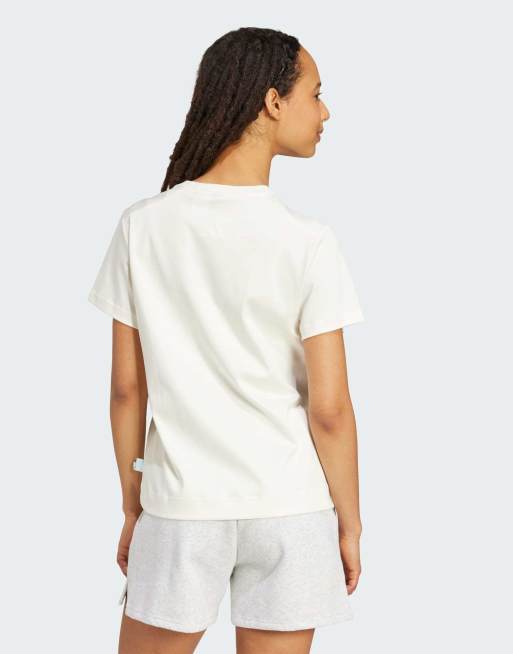 Camiseta blanco hueso con estampado gráfico de parche de gato de adidas Performance, 2 de 4