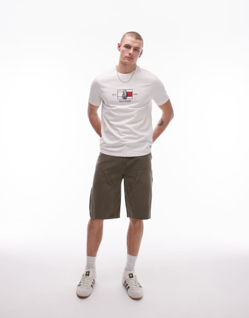 Camiseta blanco hueso con logo de bandera en el centro de Tommy Hilfiger, 2 de 4