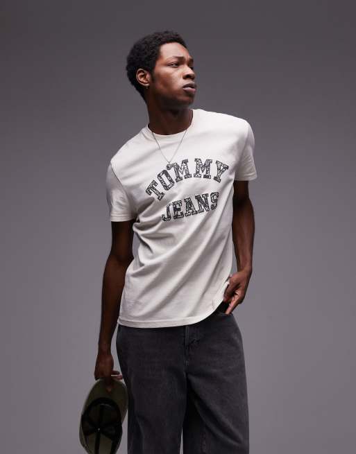 Camiseta blanco hueso con logo universitario con estampado de cachemir de Tommy Jeans