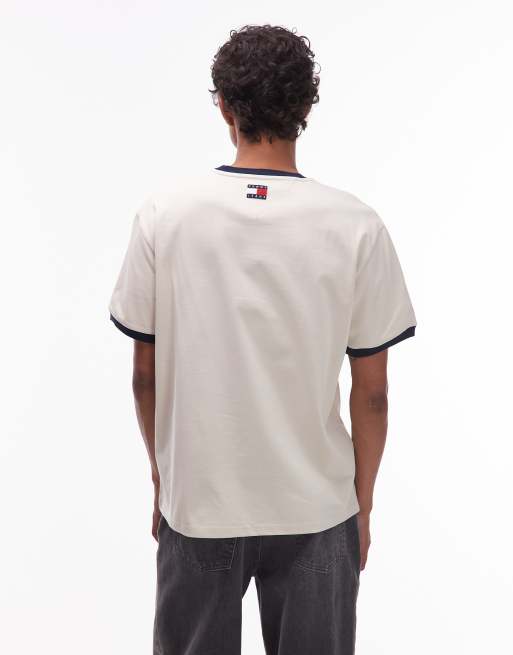 Camiseta blanco hueso con ribetes y estampado "Manhattan" de Tommy Jeans, 3 de 5