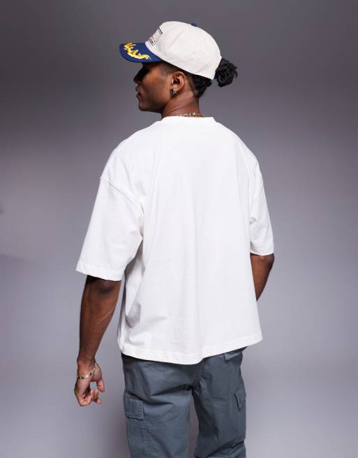 Camiseta blanco hueso de corte cuadrado extragrande con estampado gráfico universitario de ASOS DESIGN, 2 de 4