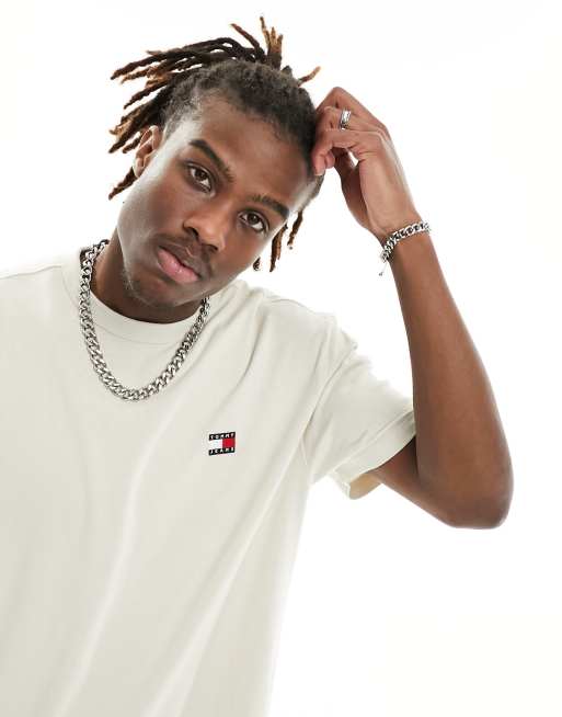 Camiseta blanco hueso de corte estándar con parche de logo de Tommy Jeans