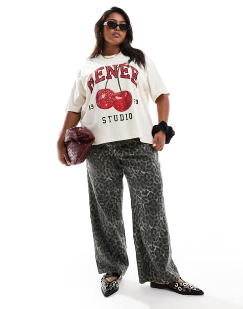 Camiseta blanco hueso extragrande con estampado de cerezas y logo exclusiva de Renee Studio Plus x Holly Wynne - view 1