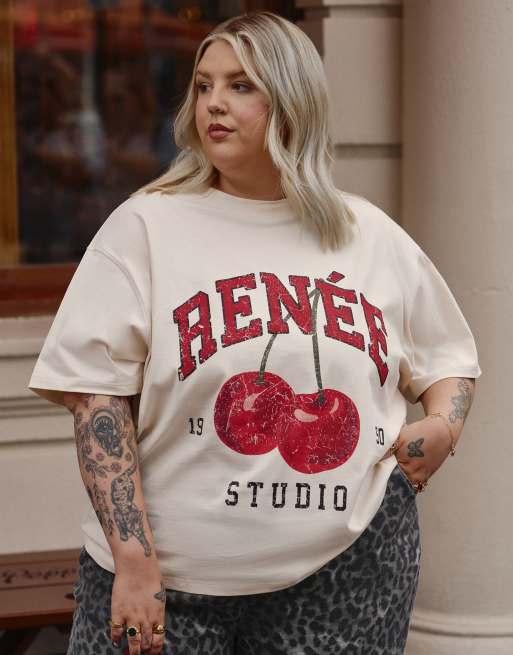  Camiseta blanco hueso extragrande con estampado de cerezas y logo exclusiva de Renee Studio Plus x Holly Wynne  , 4 de 5