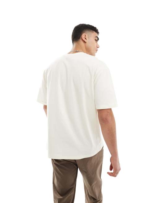Camiseta blanco hueso extragrande con estampado de paisaje en el pecho de ASOS DESIGN, 4 de 4
