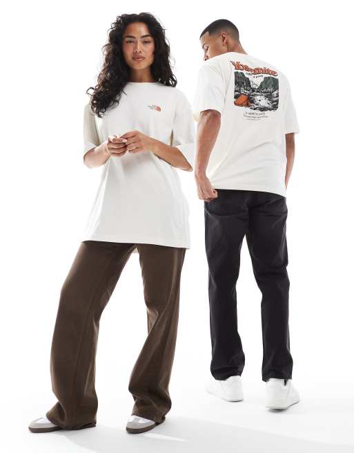 Camiseta blanco hueso extragrande con estampado trasero de postal de Yosemite de The North Face, 2 de 4