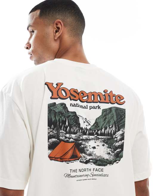 Camiseta blanco hueso extragrande con estampado trasero de postal de Yosemite de The North Face, 3 de 4