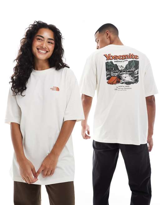 Camiseta blanco hueso extragrande con estampado trasero de postal de Yosemite de The North Face, 4 de 4