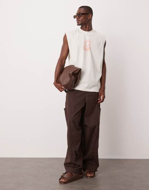 Camiseta blanco hueso extragrande sin mangas con sisas caídas y estampado gráfico de sol de ASOS DESIGN , 4 de 4